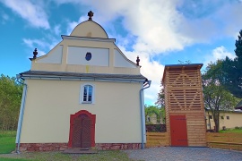Kostel se zvonicí