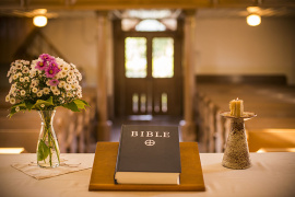 Bible v kostele