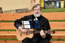 Farář s kytarou